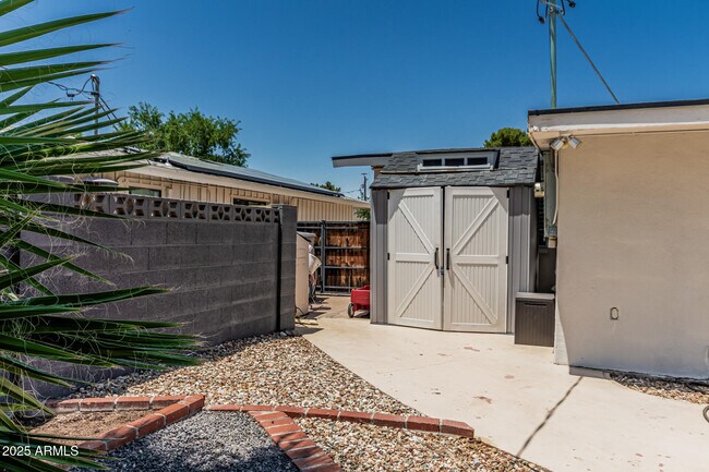 Building Photo - 1027 E Palmaire Ave