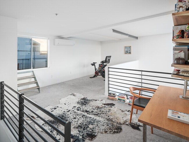 Building Photo - 1944 State St