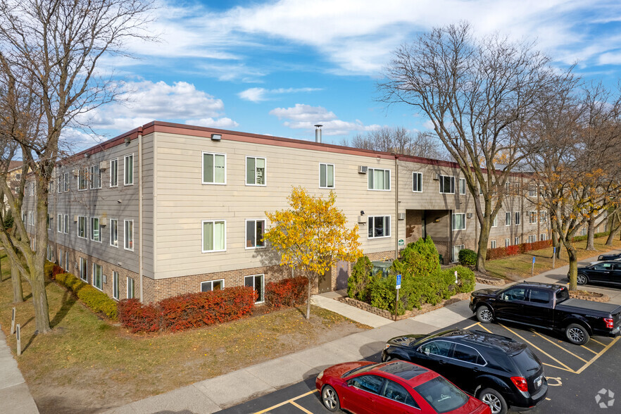 Primary Photo - Town's Edge Place Apartments