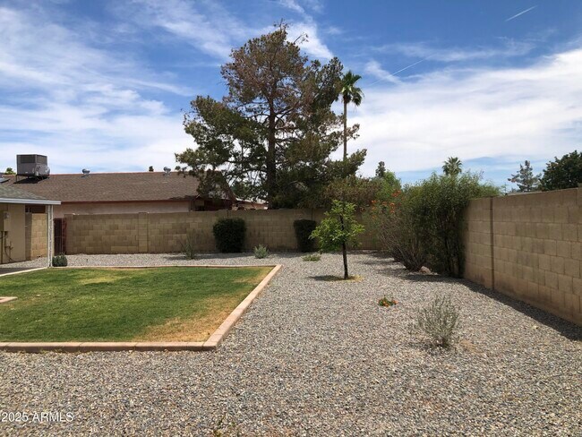 Building Photo - 2923 W Evans Dr