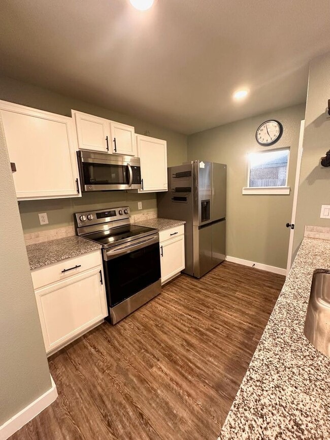 Building Photo - 2 Bed 2 Bath House Furnished!