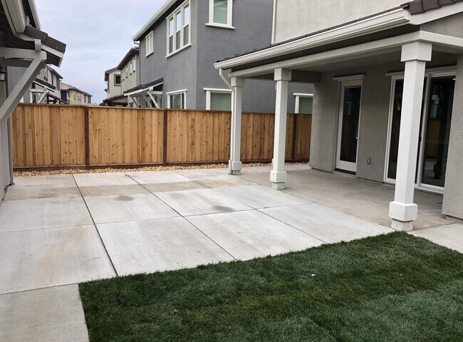 Building Photo - Spacious 4BD/3.5BA Two-Story Home in Mount...