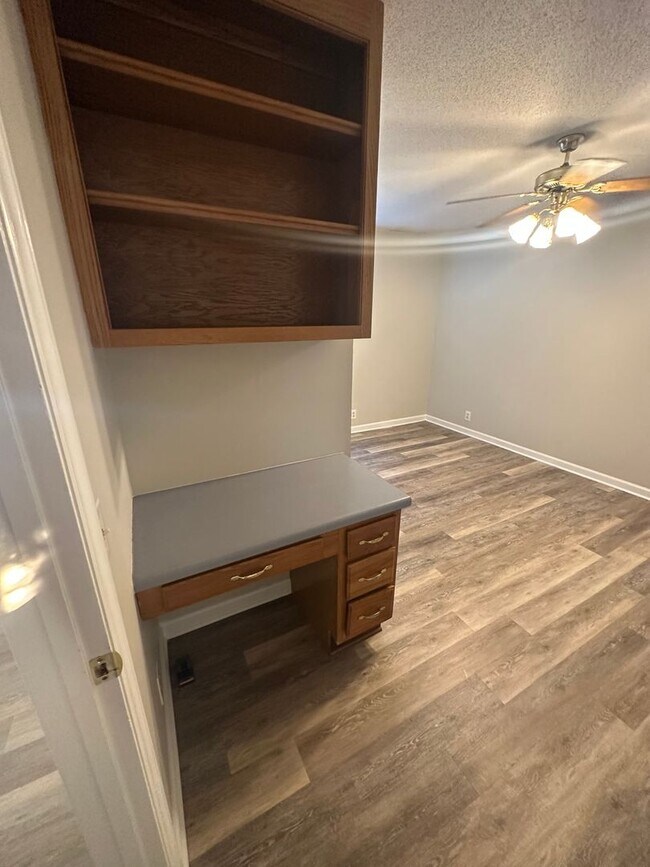 Building Photo - Cute 2 Bed 2.5 Bath House Near MTSU!