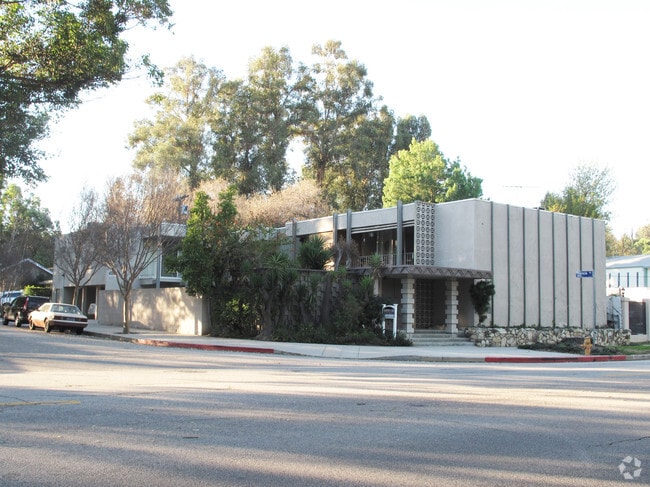 Primary Photo - Country Club Apartments