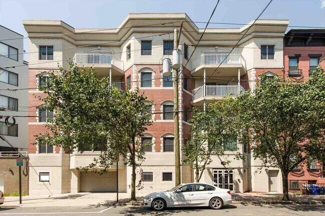 Building Photo - 108 Monroe St