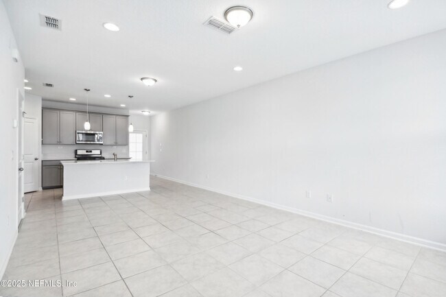 Building Photo - 260 Brandon Lks Dr