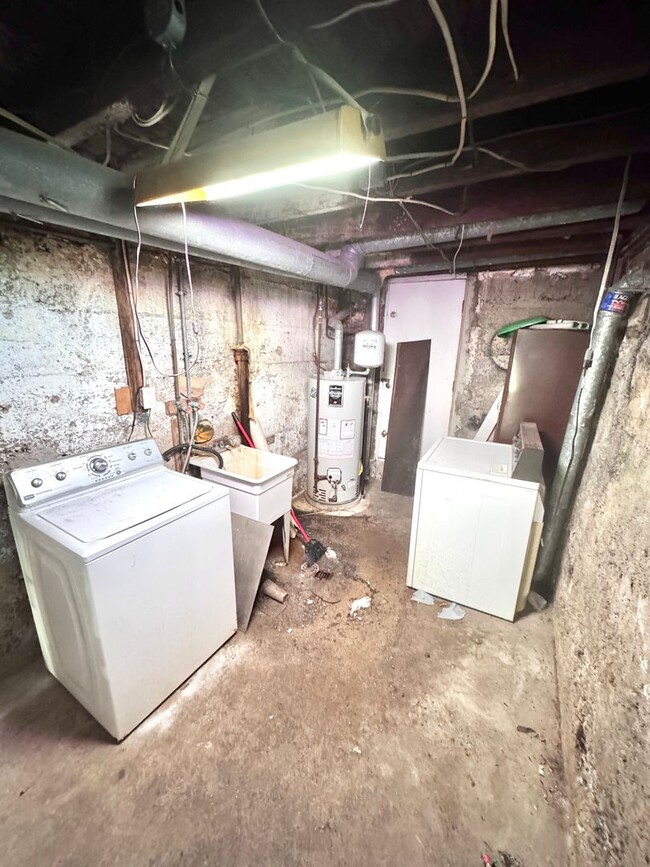 Building Photo - FOUR BEDROOM End of Row