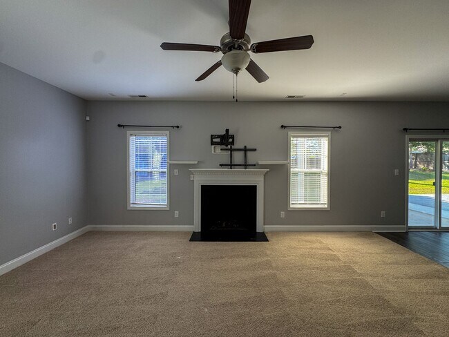 Building Photo - Stunning 4 Bed 2.5 Bath Home in Lexington Plantation