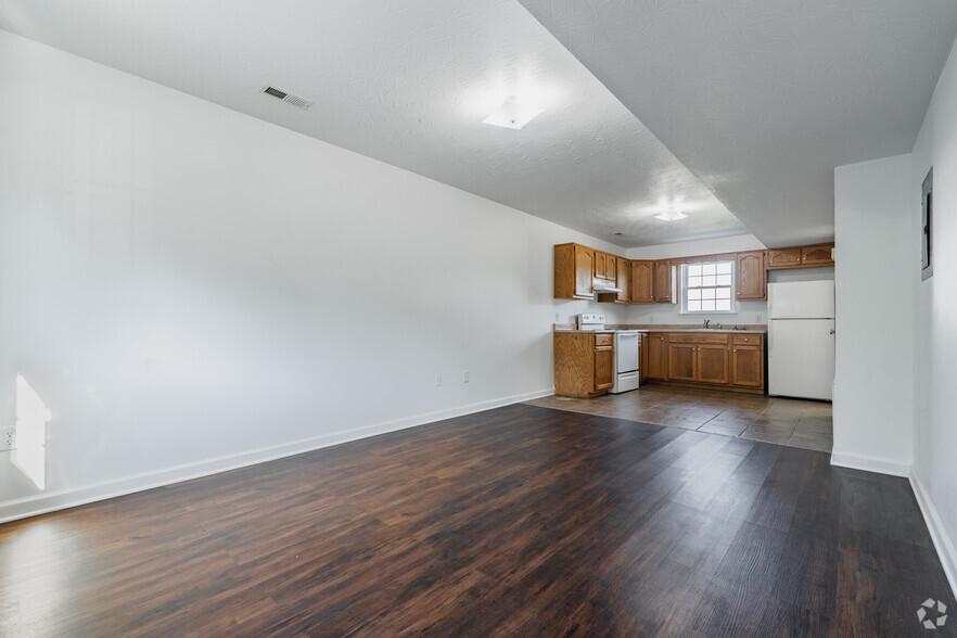 2BR, 1.5BA - 850SF - Living Room - Embassy Townhomes