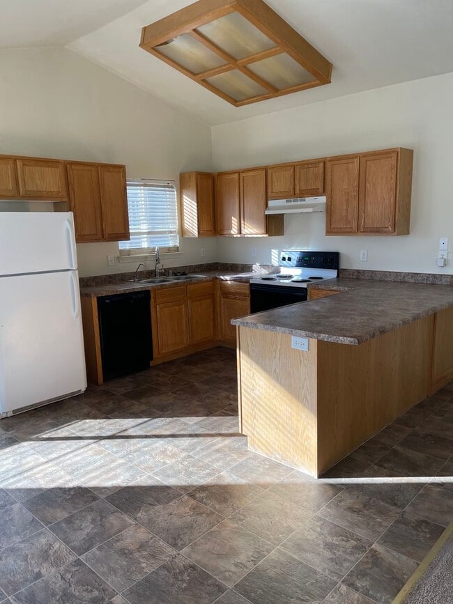 Building Photo - Being cleaned. Showing delayed.