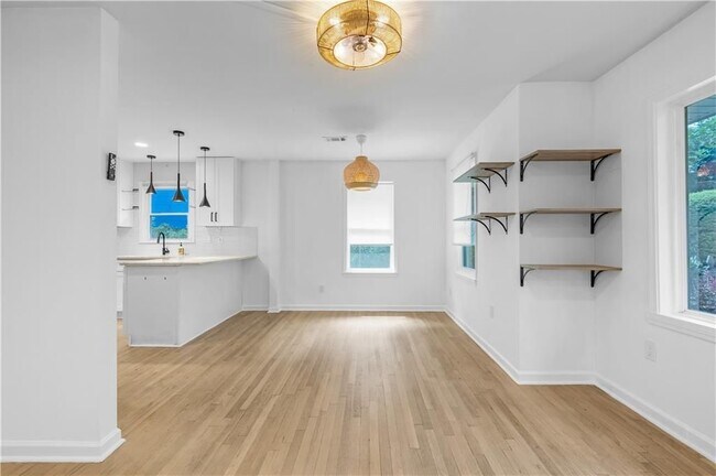 Building Photo - 844 Deckner Ave SW
