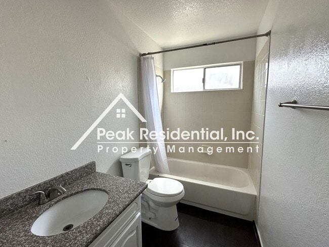 Building Photo - Spacious 3bd/2ba House with 2 Car Garage