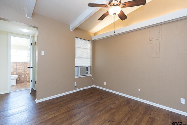 Building Photo - 3215 Fernwood Dr