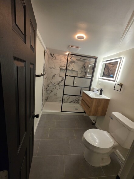 Modern Cozy Beautiful Bathroom - 2437 S Milan St
