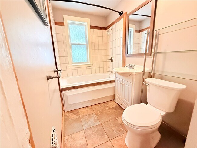 Building Photo - 948 Monroe Ave