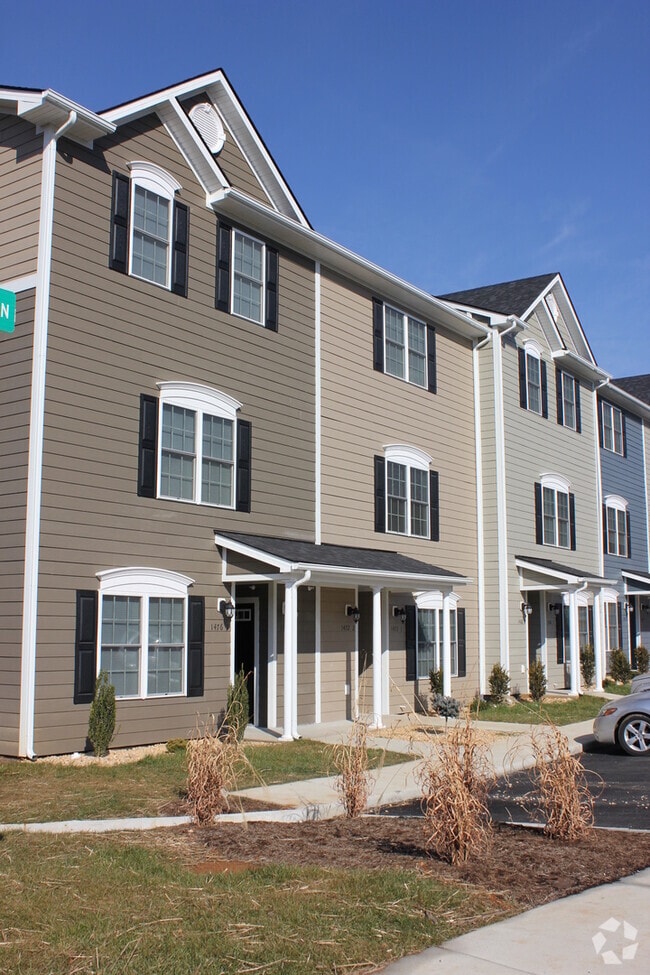 Building Photo - Two Master Suite Apartment Townhouse