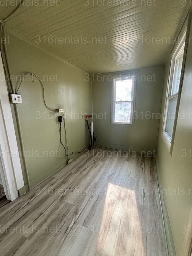 Building Photo - 2 bedroom 1 bath available NOW!