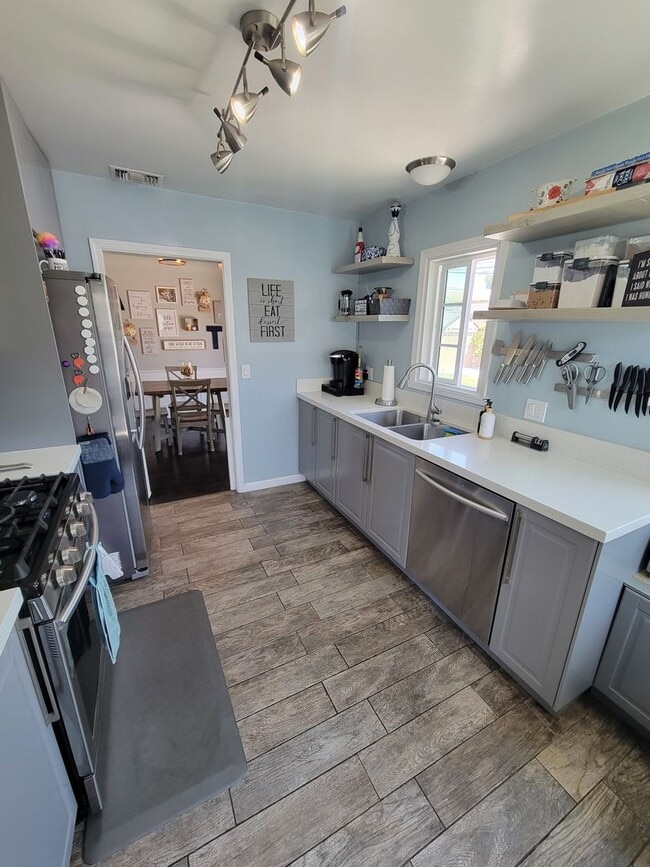 Building Photo - Great Single Family Home in West Long Beach