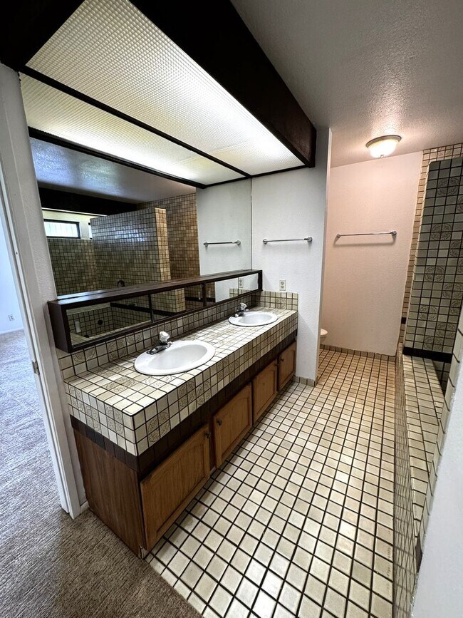 Building Photo - 3/2/2 - Spacious Golf Course Home in Gated Queens Gate II