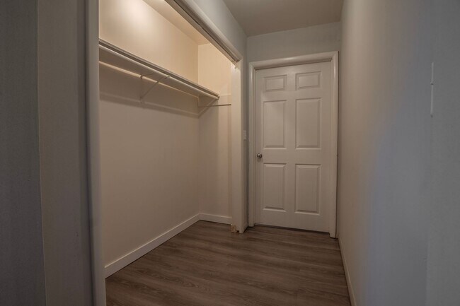 Building Photo - Charming 4 bedroom, 2 bathroom home located in Fayetteville, AR - 6 Month Lease