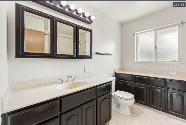 Building Photo - Light and Bright 3 Bedroom/ 2 Bath Home on...