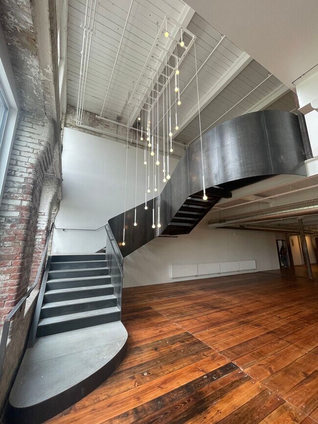 Building Photo - Historic Charm, Modern Luxury,  2 bedroom ...