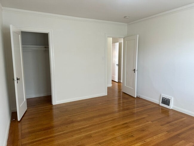 Building Photo - Bright & Charming Miraloma Home