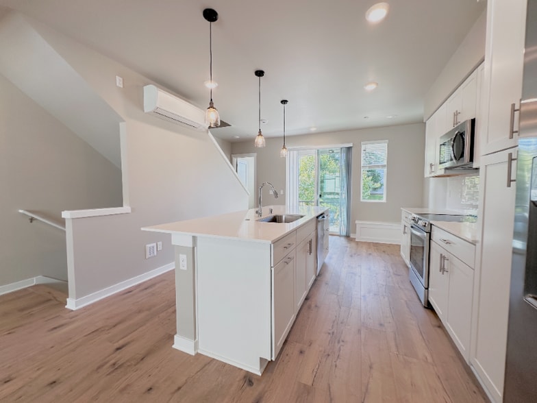 Building Photo - 15423 Admiralty Way