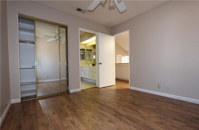 Building Photo - Gorgeous & Open Floor Plan House 4.Bed+3.Bath with Solar System AVAILABLE