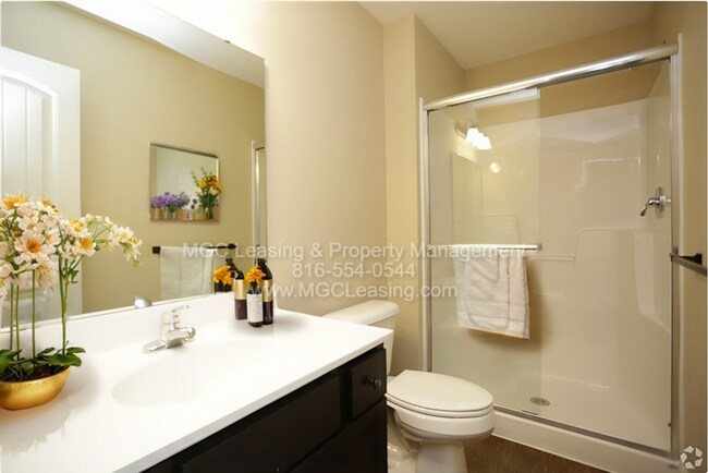 Building Photo - Luxury Living in Lee's Summit
