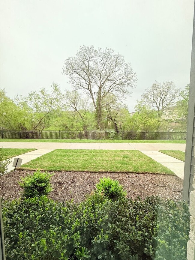 Building Photo - AVAILABLE NOW -Stunning 3-Bedroom Townhome Overlooking Greenbelt in Plano ISD 600 Collier Drive