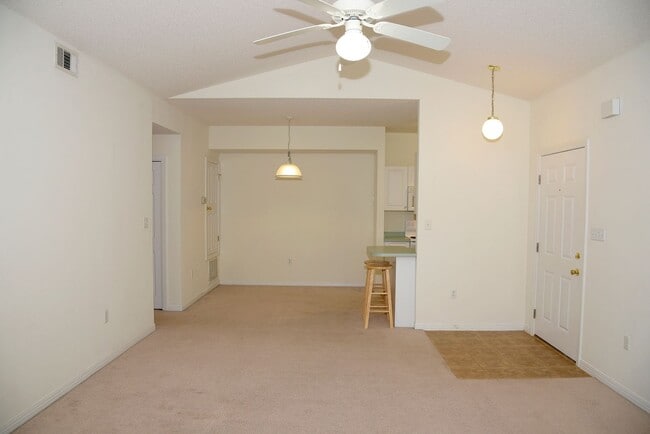 Building Photo - Second Floor Unit at The Oaks!