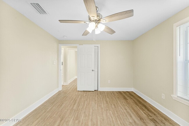 Building Photo - 1020 E 14th Ct