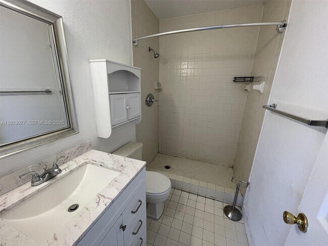 Building Photo - 2632 Riverside Dr