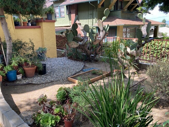 Building Photo - 1015 3/4-929 W Kensington Rd