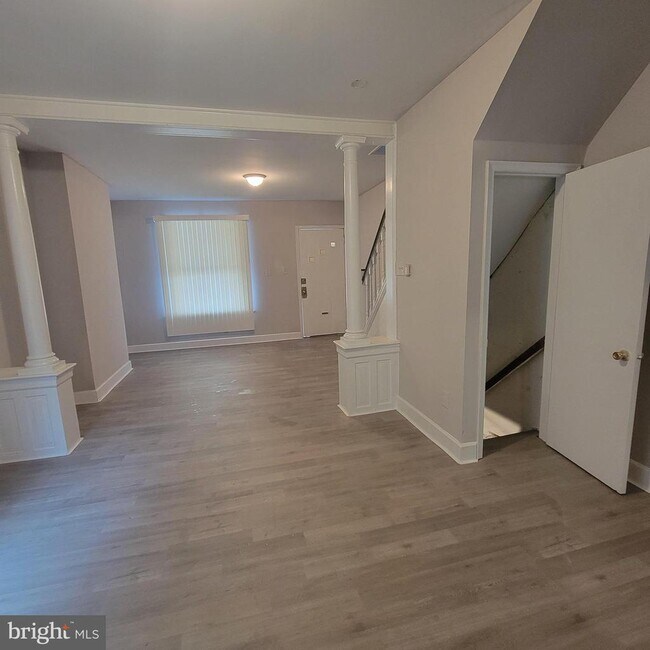 Building Photo - 5426 Regent St