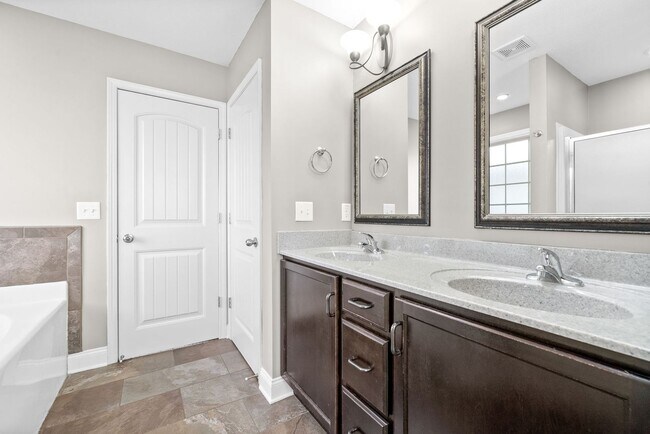 Building Photo - Three Bedroom with Bonus in Franklin Meadows!