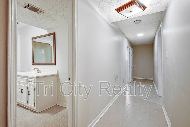 Building Photo - 630 Hawthorne Pl