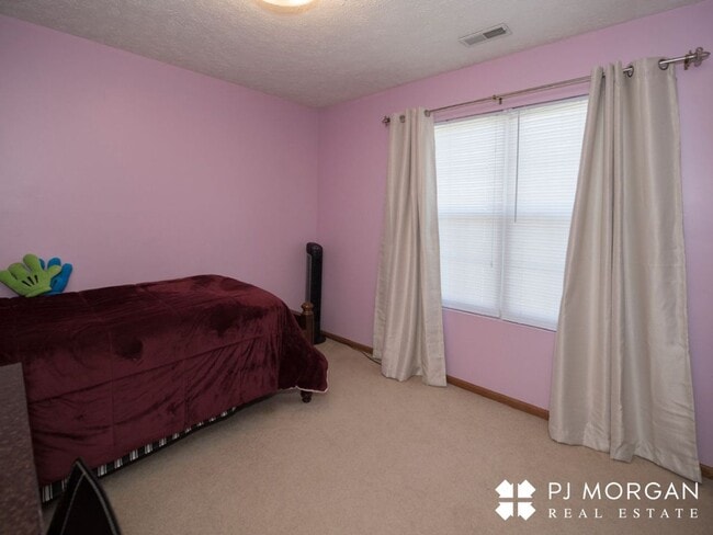 Building Photo - 4 bedroom, 3 bathroom - Available 10/14