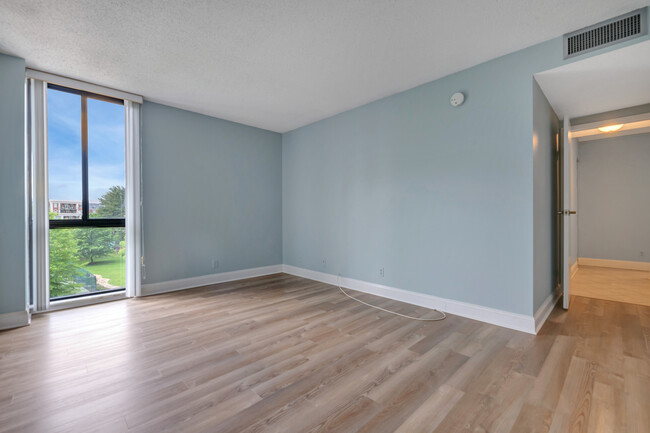 Building Photo - 6800 Fleetwood Rd