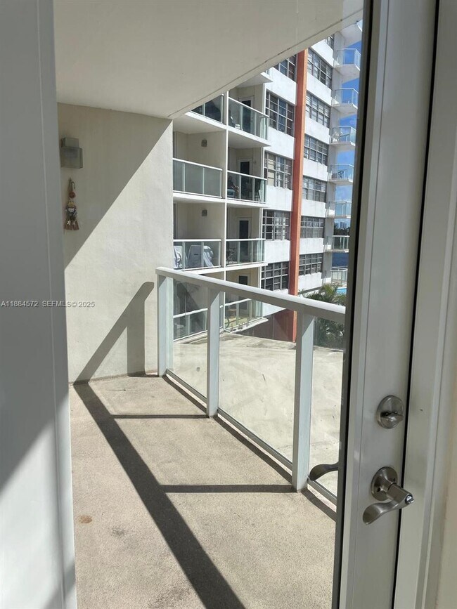 Building Photo - 1301 NE Miami Gardens Dr