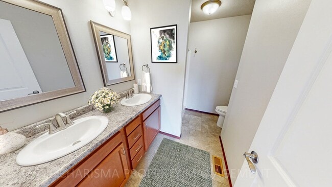 Building Photo - 3 BEDROOM, 2 BATH TOWN HOME, INDIVIDUAL EN...