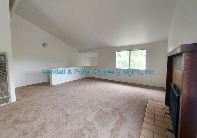 Building Photo - Spacious 2br Duplex with Yard!