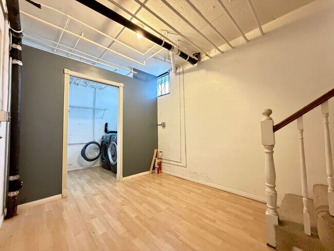 Building Photo - 2 Bed / 2.5 Bath Tri-Level Townhome – Gated Community in North Redondo Beach (Torrance PO)