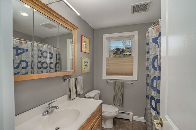 Building Photo - 4Bd/3.25Ba Seattle House