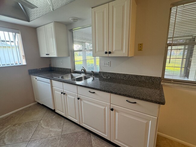 Building Photo - 3966 Oakhurst Blvd