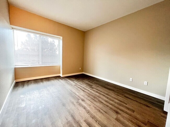 Building Photo - 2 bed 2 bath condo off Harmony in Fort Collins!