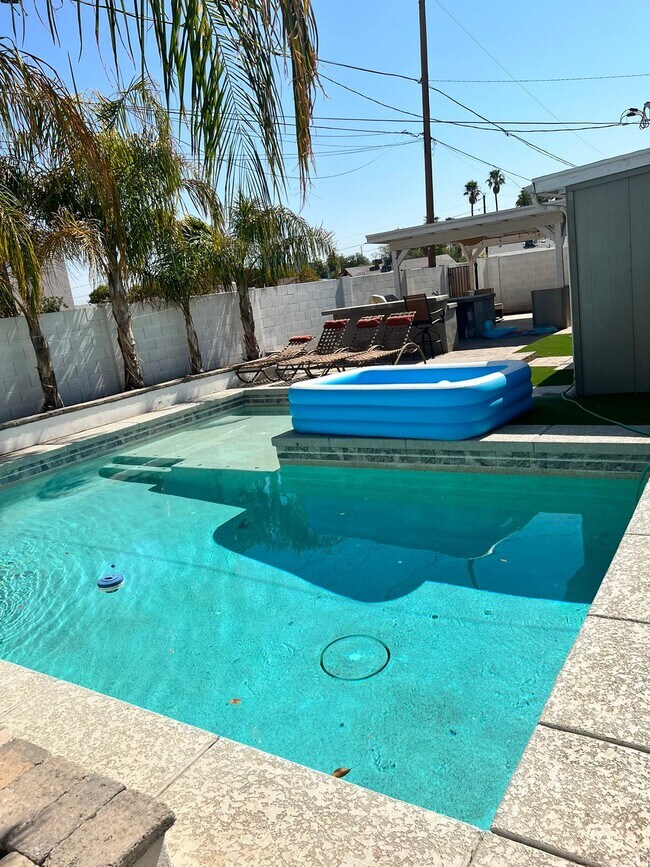 Building Photo - 1100 W 12th St