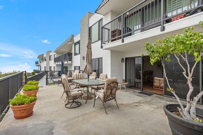 Building Photo - Luxurious 2 Bedroom, 2 Bathroom Condo for Rent
