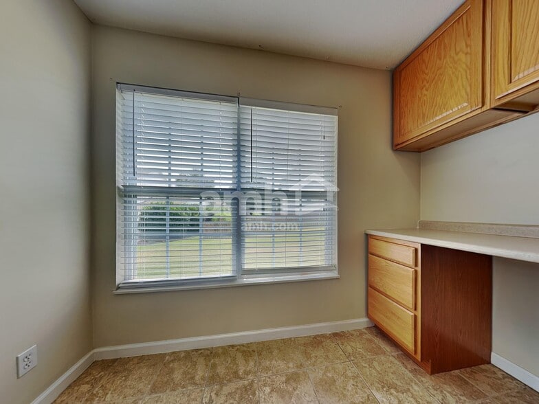 Building Photo - 1710 Stilwell Cir